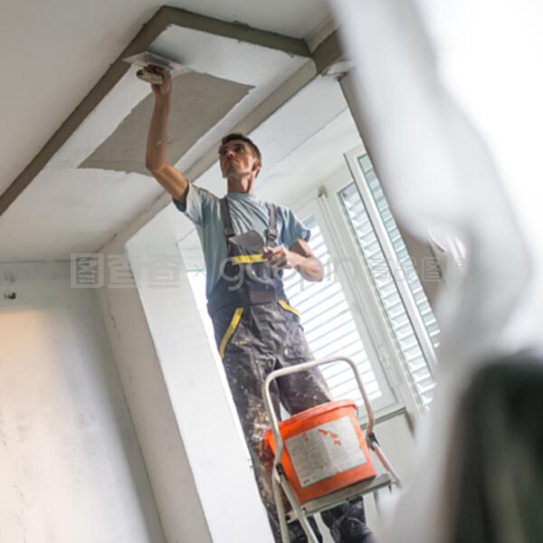 裝修室內墻壁和天花板。建筑整理工程。